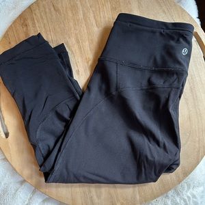 Lululemon knee length mesh detail leggings size 4